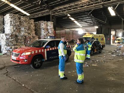 Interior de la nave de Alcorc&oacute;n en la que ha muerto un operario atropellado.