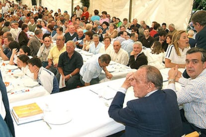 El candidato del PP a la presidencia de la Xunta, Manuel Fraga, durante el mitin almuerzo celebrado en Carballo.