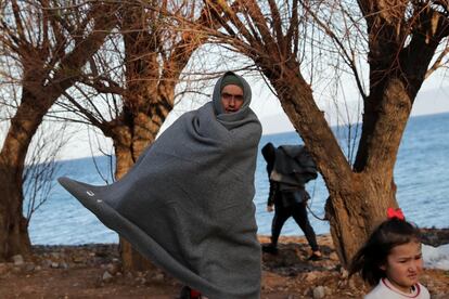 Un migrante se cubre con una manta, tras llegar a Lesbos (Grecia), el 3 de marzo. 