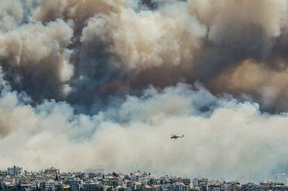 Labores de extinción del incendio que se ha producido en el monte Imitós de Atenas y que ha obligado a evacuar cinco pueblos y dos campamentos de verano.