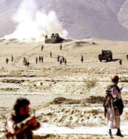 Tropas de la Alianza del Norte se repliegan ante la fiera resistencia talibán, en Maidan Sharan, al sur de Kabul.