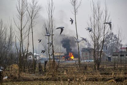 Un edificio residencial es arrasado por las llamas durante un enfrentamiento en la localidad de Pulwama, al sur de Srinagar, el 18 de febrero de 2019.