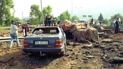 Los coches destrozados del juez Giovanni Falcone y su escolta poco despu&eacute;s del atentado en Capaci.