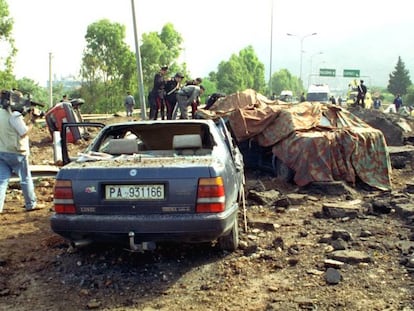 Los coches destrozados del juez Giovanni Falcone y su escolta poco despu&eacute;s del atentado en Capaci.