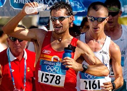 Paquillo Fernández, con el italiano Ivano Brugnetti, que luego se haría con el oro, se refresca durante la prueba de los 20 kilómetros marcha.