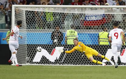 Ferjani Sassi anota un penalti para empatar el partido a uno.