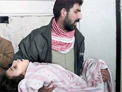 Hanin Abu Sitah, de 11 años, yace muerta en los brazos de su padre, durante su funeral en Gaza.