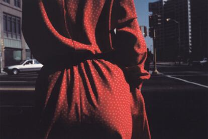 Instantánea de la vieja tradición de retratos sin consentimiento. Harry Callahan (en Atlanta, en 1984)