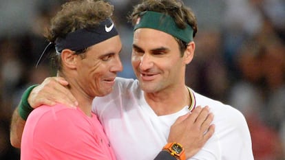 Rafael Nadal y Roger Federer se saludan durante un partido benéfico celebrado en Ciudad del Cabo (Sudáfrica) en 2020.
