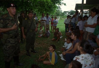 Habitantes de Mapiripán relatan a unos soldados colombianos la matanza, el 21 de julio de 1997.