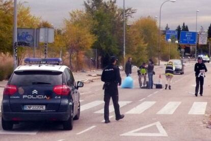 Agentes de policía en la zona donde ha sido hallado un cádaver envuelto en mantas en Alcorcón.