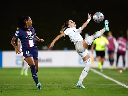 Athenea del Castillo controla el balón ante Lawrence en el Real Madrid - PSG de Champions.