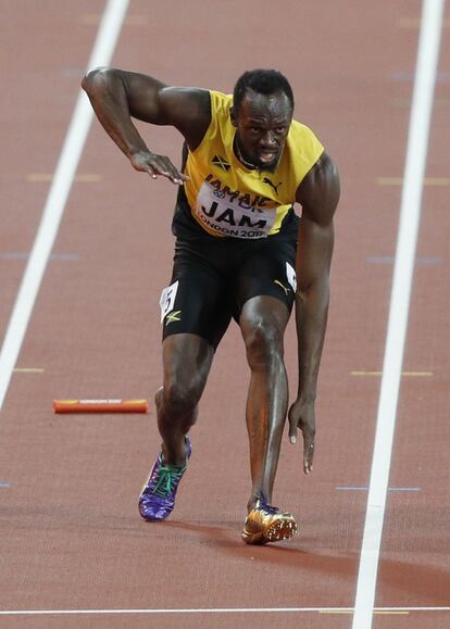 A media recta, Bolt se echó la mano al muslo derecho y cayó al suelo con gestos de dolor