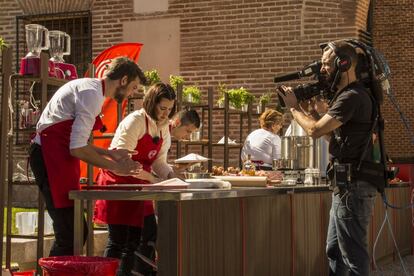 Los aspirantes tienen que preparar sus platos en el patio de Filósofos del rectorado de la Universidad de Alcalá.
