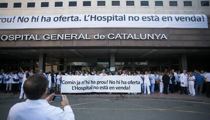 Treballadors de l' Hospital General de Catalunya es manifesten contra la gestió de Comín.