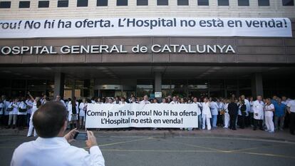 Trabajadores del Hospital General de Catalu&ntilde;a se manifiestan contra la gesti&oacute;n de Com&iacute;n