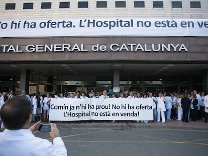 Trabajadores del Hospital General de Catalu&ntilde;a se manifiestan contra la gesti&oacute;n de Com&iacute;n