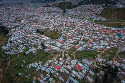 Vista aérea del barrio Verbenal Sur. El suministro de agua del barrio es gestionado por la comunidad y funciona a través de conexiones informales enlazadas a una zona aledaña.