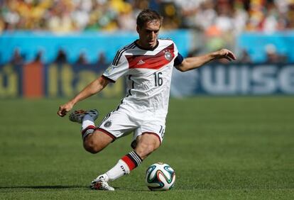 Philipp Lahm controla el bal&oacute;n en el partido contra Francia.