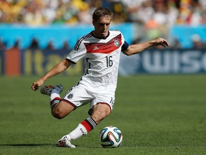 Philipp Lahm controla el bal&oacute;n en el partido contra Francia.