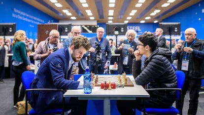 Magnus Carlsen (izquierda) frente a Alireza Firouzja el pasado enero en el Festiva Tata de Wijk aan Zee (Países Bajos)