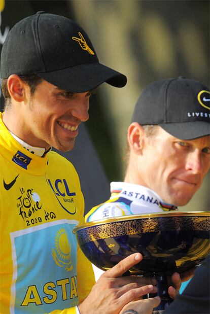 Contador, en el podio de los Campos Elíseos junto a Armstrong en 2009.