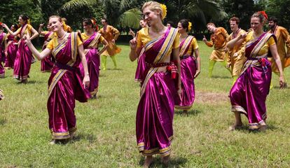 Coreografía realizada durante el rodaje de un corto contra el matrimonio infantil en Bangladesh.