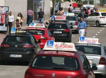 Coches de autoescuela en un circuito de exámenes.