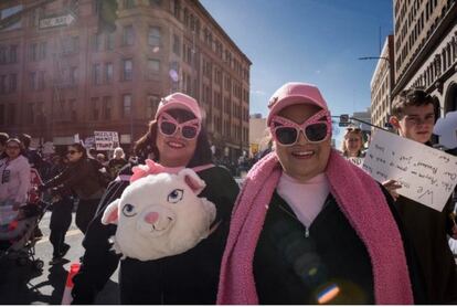 El tres veces Premio Oscar, Emmanuel Lubezki, puso su granito de arena para retratar las protestas masivas que estos días sacuden Estados Unidos contra el nuevo presidente. En la imagen, tomada en una de ellas, la marcha de las mujeres, en Los Ángeles, dos mujeres visten los famosos gorros rosas, convertidos en un símbolo de la lucha feminista en la era Trump.