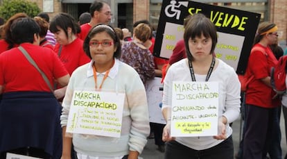 Participantes en la Marcha por la discapacidad, ayer en el Mercado Central de Alicante.