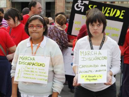 Participantes en la Marcha por la discapacidad, ayer en el Mercado Central de Alicante.