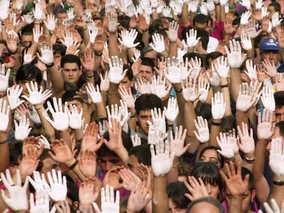 Manifestación en 1997 pidiendo la liberación de Miguel Ángel Blanco, concejal del PP secuestrado y asesinado por ETA.