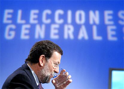 El candidato del PP a la Presidencia del Gobierno, Mariano Rajoy, durante la grabación de la entrevista que esta noche emitirá la cadena privada de televisión Antena 3.