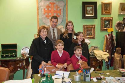 Carmen Franco, junto a Luis Alfonso de Borbón, su esposa Margarita Vargas y sus bisnietos. 