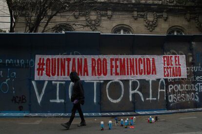 Pintadas frente a la casa de Representación del Gobierno de Quintana Roo, en la Colonia Roma, en protesta por el asesinato de Victoria, mujer migrante salvadoreña.