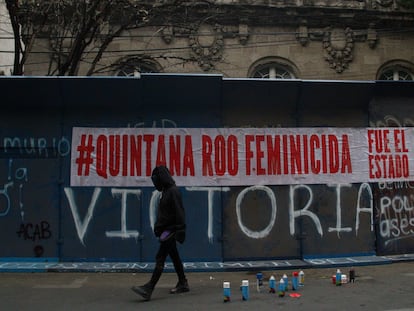Pintadas frente a la casa de Representación del Gobierno de Quintana Roo, en la Colonia Roma, en protesta por el asesinato de Victoria, mujer migrante salvadoreña.