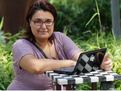 Shaila Oubiña tiene 31 años y parkinson. Lo cuenta en su blog <b>'Nos movemos hacia delante'. </b>Debajo Mikel Trueba, enfermo de ELA, de 35 años, su blog se llama <b>'Sorpresas de la vida'. </b>