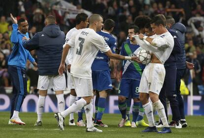 Pepe entrega el balón a Cristiano al final del partido.