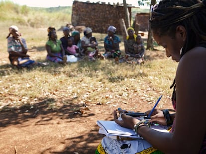 Una asistente legal informa a mujeres mozambiqueñas sobre las directrices voluntarias.