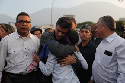 El opositor venezolano Leopoldo López recibe el abrazo de una simpatizante tras ser liberado, este martes, en Caracas.