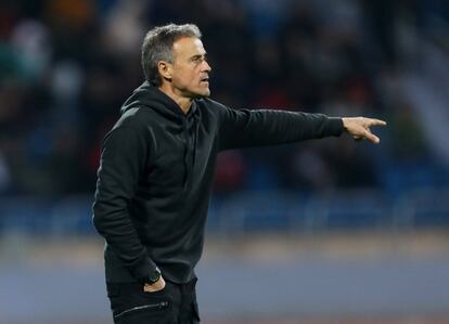 Luis Enrique da instrucciones durante el Jordania-España disputado este jueves en Amán.