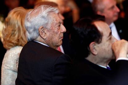El escritor peruano Mario Vargas Llosa, durante la cena de gala ofrecida esta noche por el presidente argentino a los reyes de España en el Centro Cultural CCK, en Buenos Aires, Argentina.