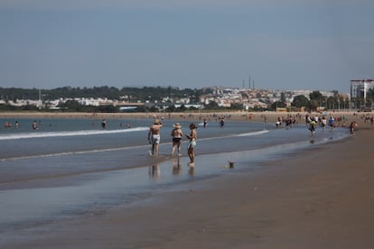 La playa de la Valdelagrana en el Puerto de Santa Mária, (Cádiz), con bañistas en el primer día de la fase 2.