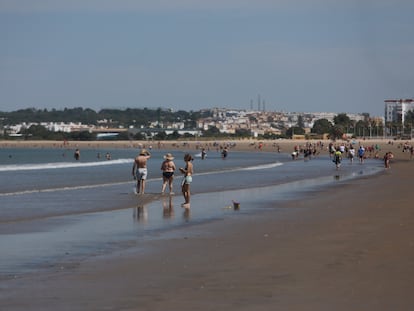 La playa de la Valdelagrana en el Puerto de Santa Mária, (Cádiz), con bañistas en el primer día de la fase 2.