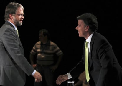 Antanas Mockus (Izq.) y Juan Manuel Santos antes del debate celebrado anoche en Bogotá
