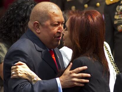 El presidente venezolano recibe a la presidenta de Argentina, Cristina Fernández, en Caracas.