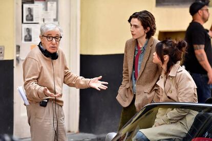 Woody Allen da instrucciones a Timothée Chamalet y Selena Gómez en el rodaje de 'A Rainy Day in New York'.