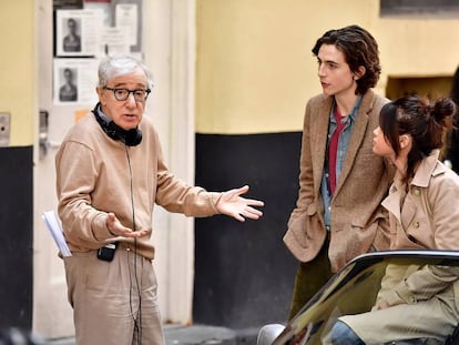 Woody Allen da instrucciones a Timothée Chamalet y Selena Gómez en el rodaje de 'A Rainy Day in New York'.