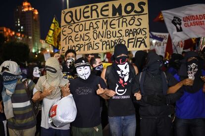 Participantes del movimiento Black Bloc protestan contra el Mundial en Rio.