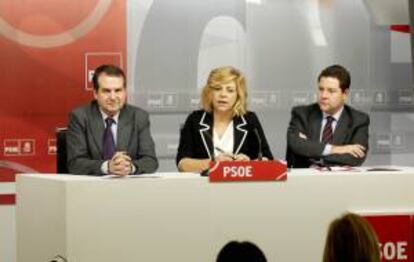 Fotografía facilitada por el PSOE que muestra a la vicesecretaria general, Elena Valenciano, junto a los alcaldes de Toledo, Emiliano García-Page (d), y Vigo, Abel Caballero, durante la rueda de prensa ofrecida tras la reunión mantenida en la sede de la formación, en la que se firmó una declaración por la cual los alcaldes socialistas pondrán en marcha iniciativas en contra de las entidades financieras que mantengan los desahucios.